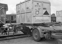 837845 Afbeelding van het overzetten van een autolaadkist van vrachtwagen naar spoor op het terrein van Van Gend & Loos ...